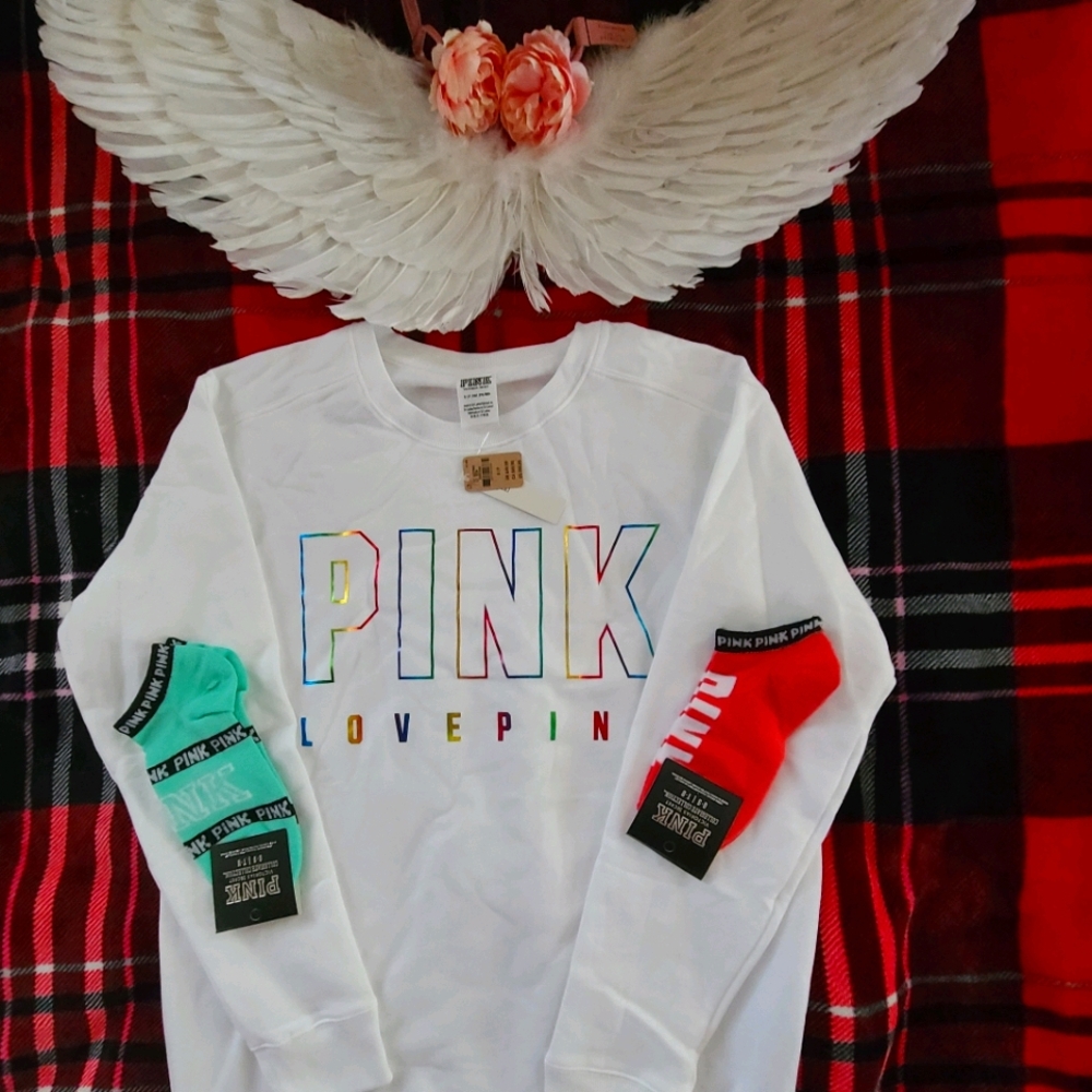 ●SOLD●💕NWT- Vs PINK Sweatshirt & Socks Bundle!💕